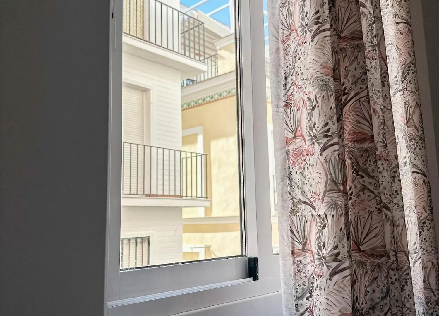 Central Cozy Budget 2Br Apt With Ac, 1 Bath, Private Parking Opt Seville