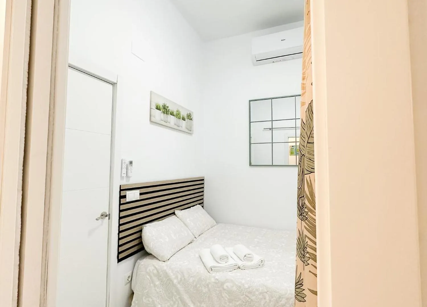 Central Cozy Budget 2Br Apt With Ac, 1 Bath, Private Parking Opt Seville Apartment