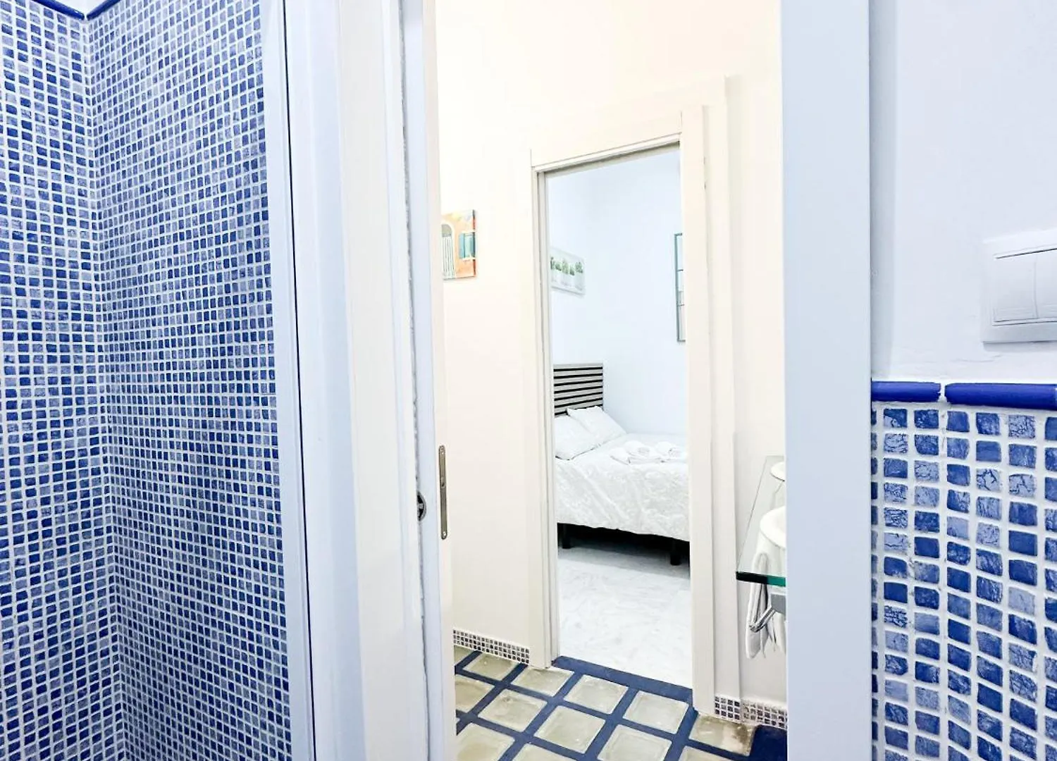 Central Cozy Budget 2Br Apt With Ac, 1 Bath, Private Parking Opt Seville Apartment