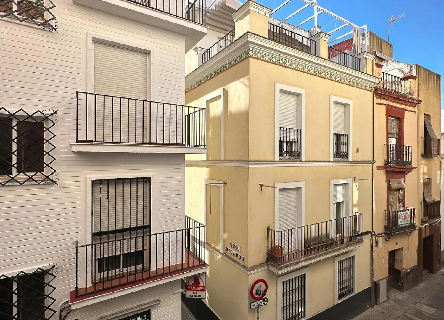 Central Cozy Budget 2Br Apt With Ac, 1 Bath, Private Parking Opt Seville