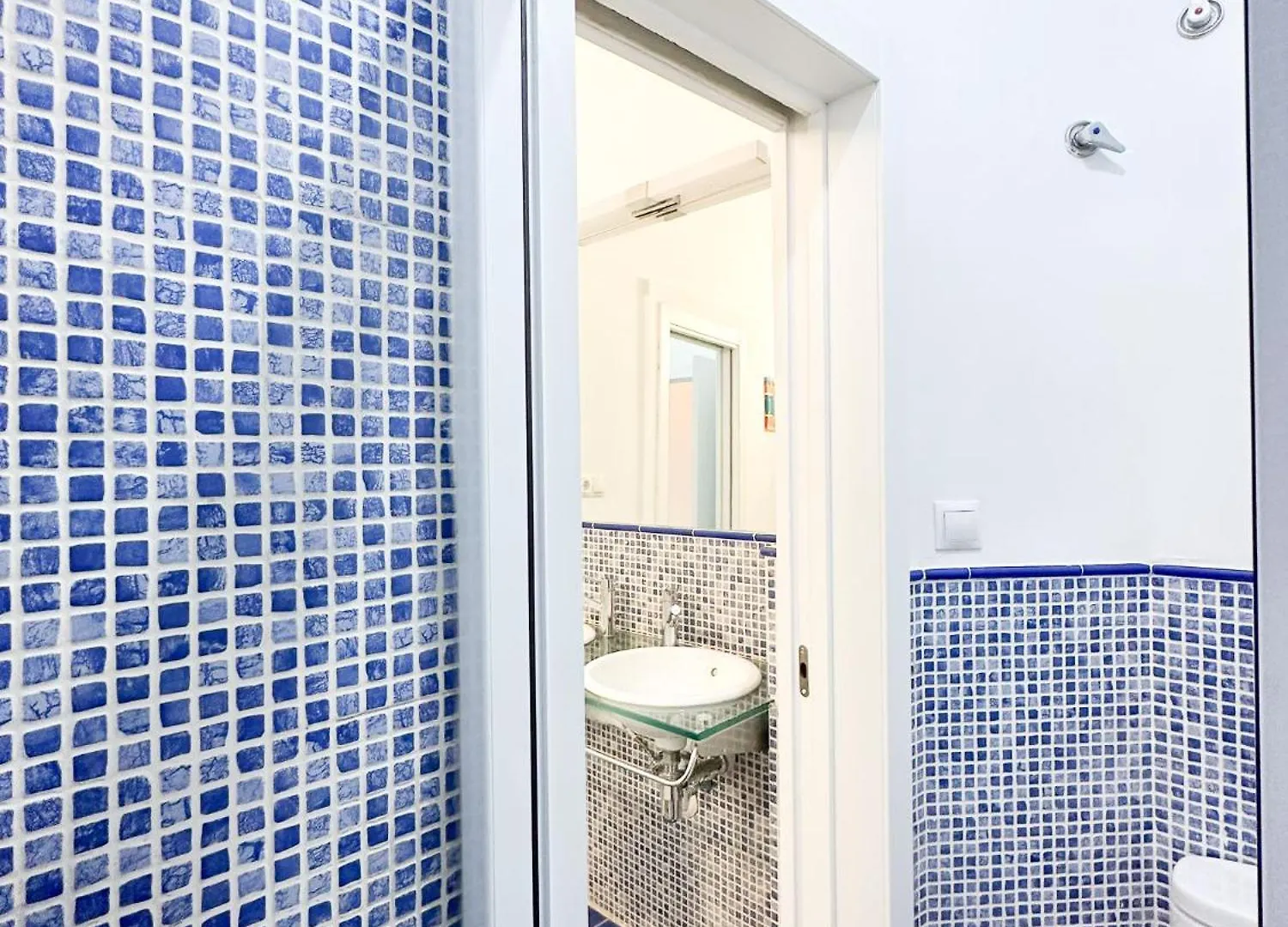 Central Cozy Budget 2Br Apt With Ac, 1 Bath, Private Parking Opt Seville Spain