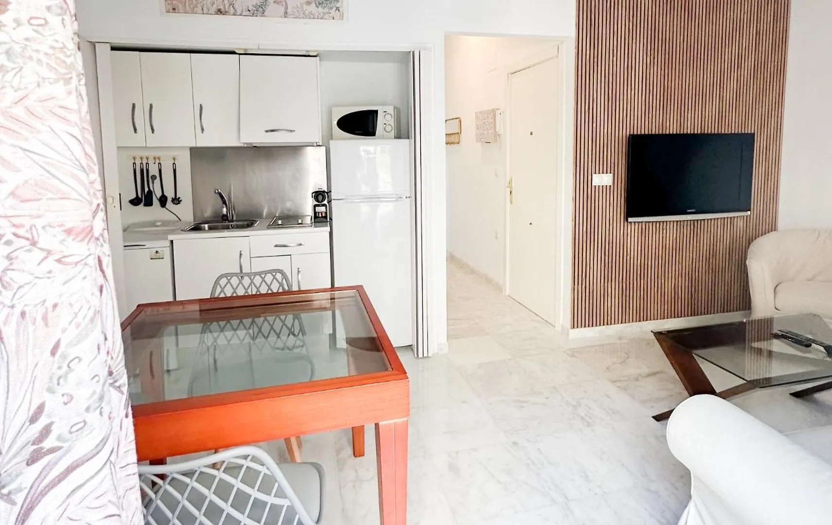 Central Cozy Budget 2Br Apt With Ac, 1 Bath, Private Parking Opt Севилья Апартаменты